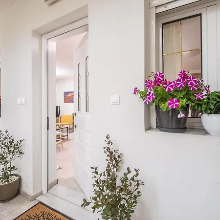 Ergina Home, Cozy 2 Bedroom Daire